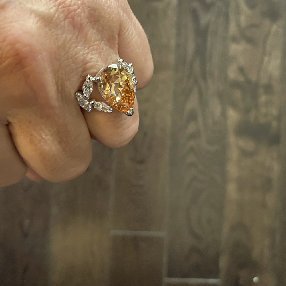 Fashion Gem/diamond look ring